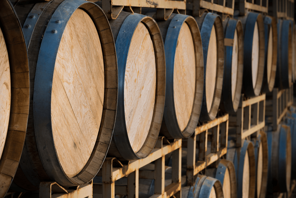 Porque se guardam os vinhos em barricas de madeira?